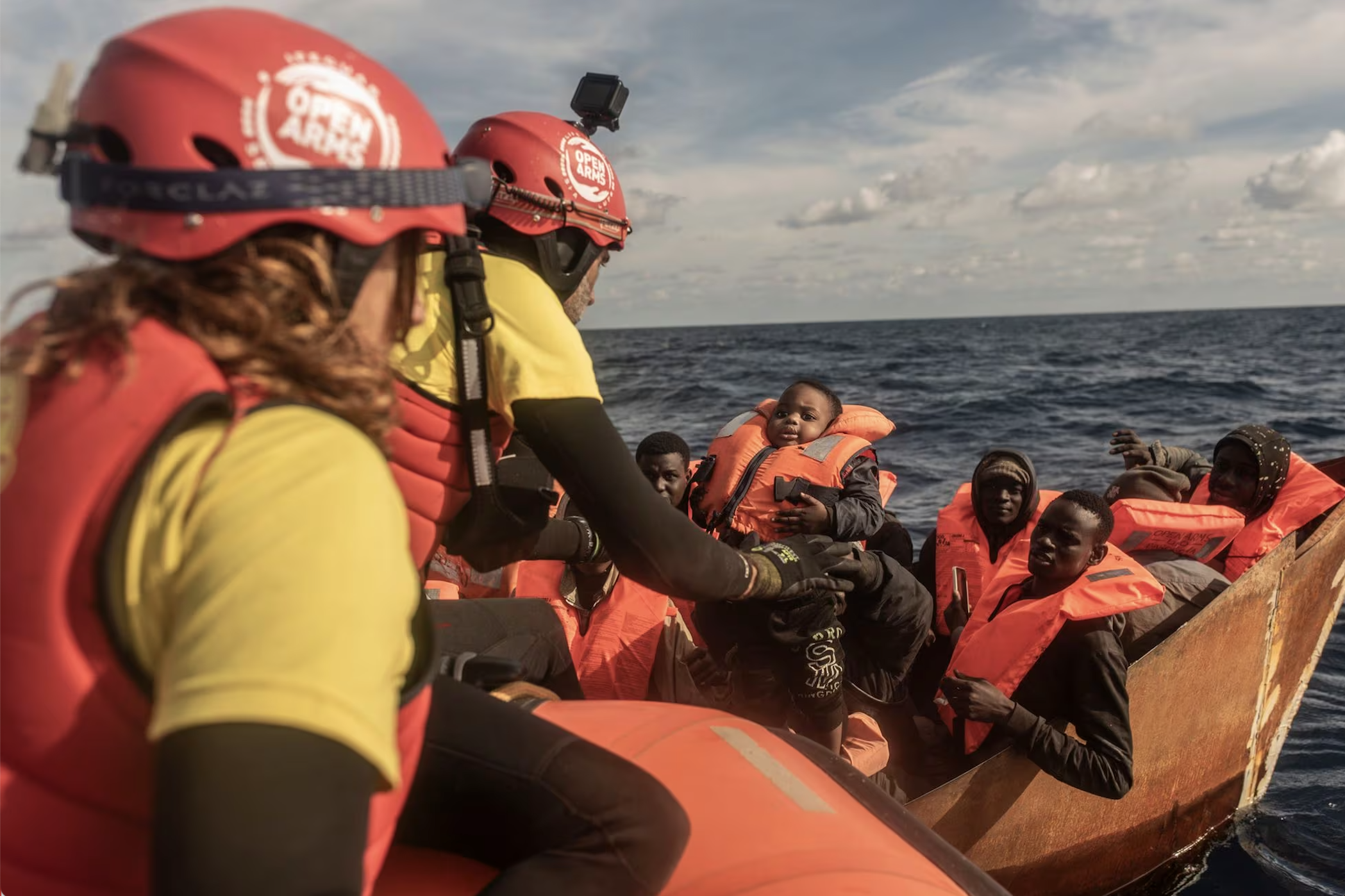 Triple rescate en Navidad: los ojos de la bebé Amala tras seis días a la deriva